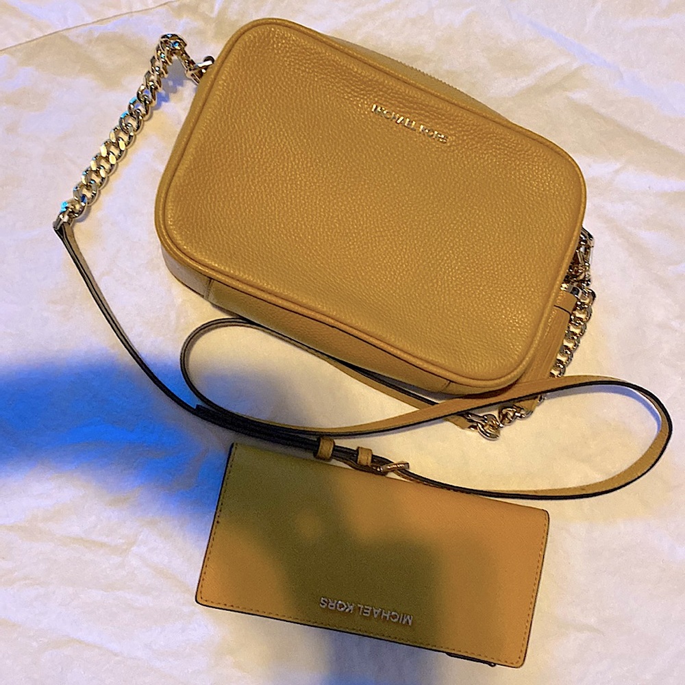 Michael Kors crossbody color mustard with gold accessories.